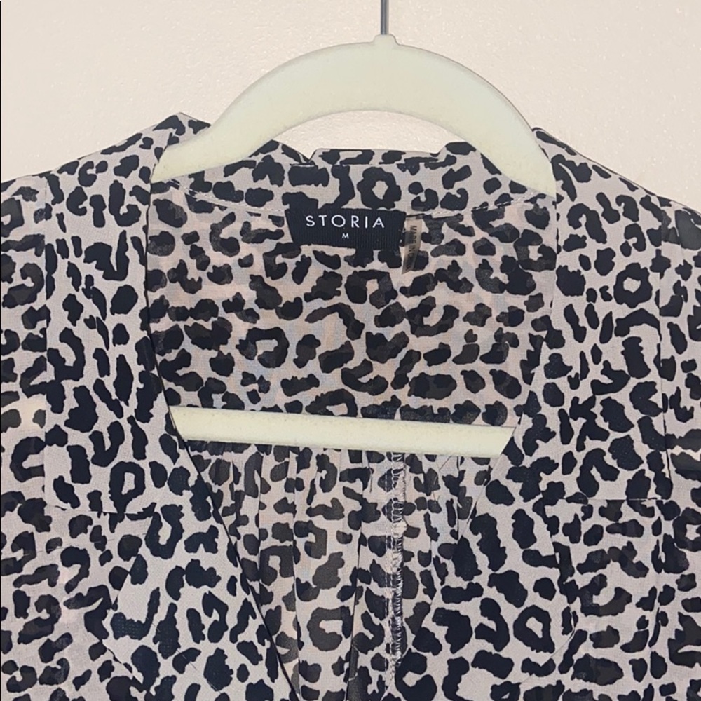 Cheetah Collard Blouse - Picture 3 of 11